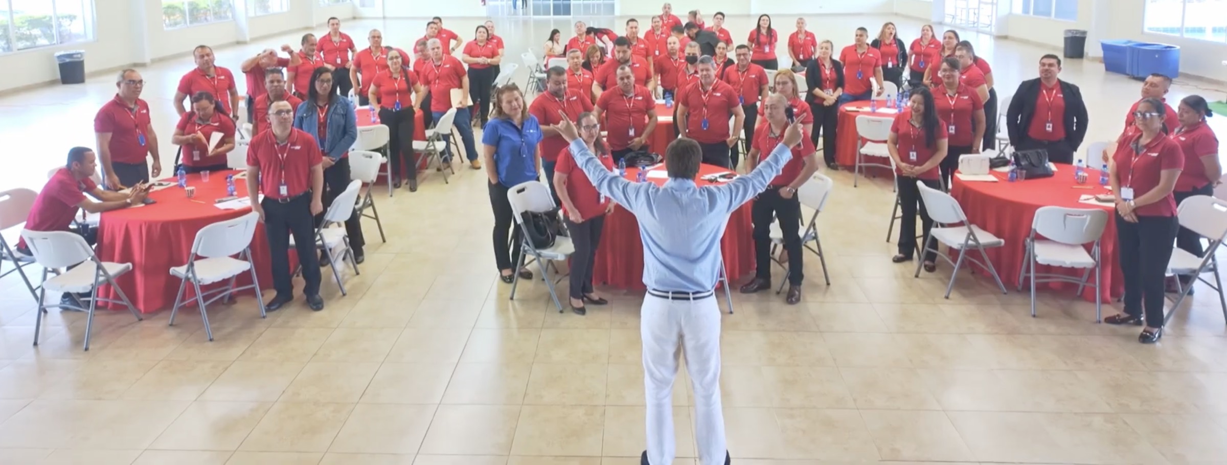 Alejandro Guzmán frente a un equipo completo de líderes de sucursal en un seminario del Método CIOM