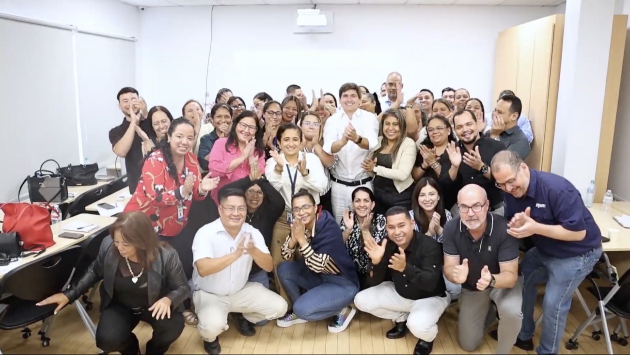 Equipo completo celebrando el cierre de un seminario del Programa de Transformación del Servicio