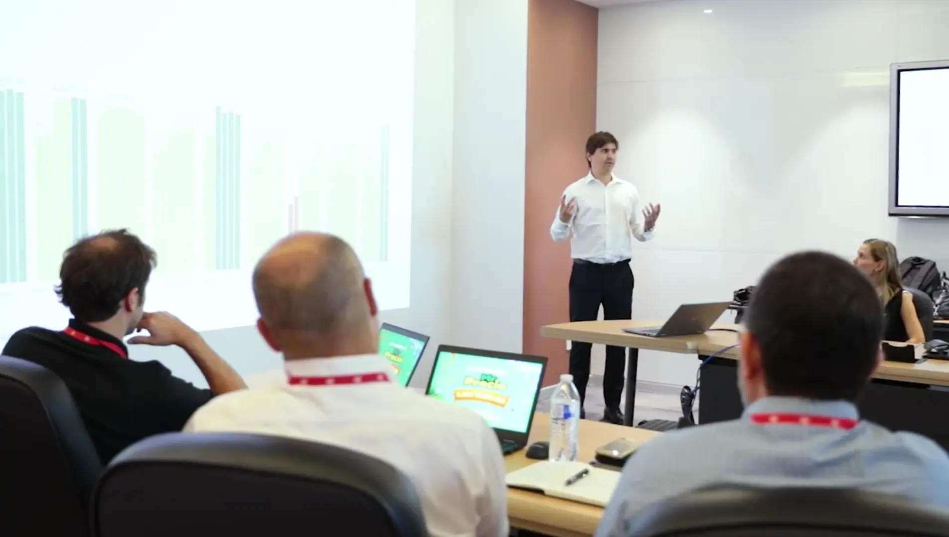 Alejandro Guzmán de San Félix, fundador y consultor senior de CIOM, liderando programas de mejora de la experiencia del cliente en empresas de Latinoamérica.